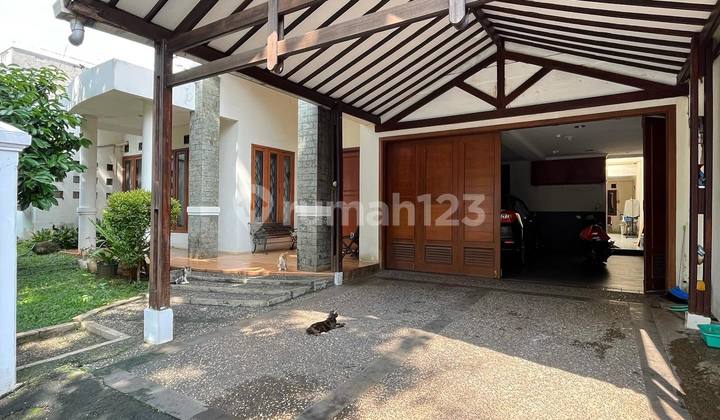 Bangunan 2 Lantai Halaman Luas Lingkungan Perumahan Pancoran 2