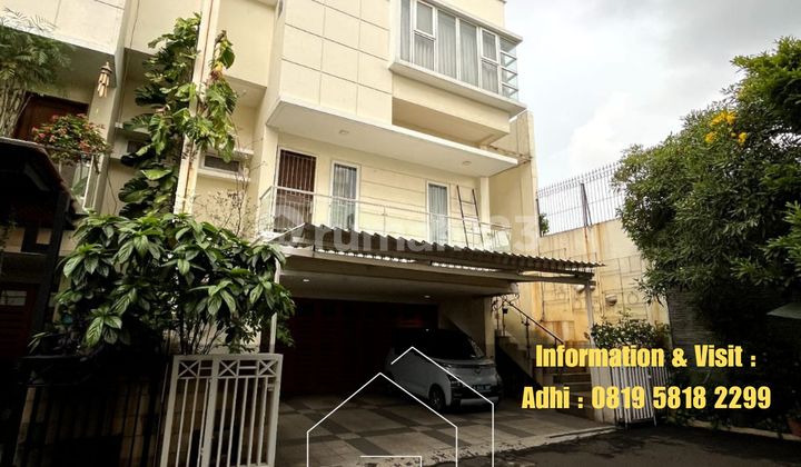 Rumah 3 Lantai Dalam Townhouse Dekat Pondok Indah 2