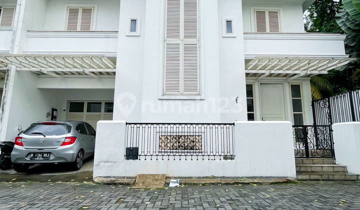 Rumah Klasik 2 Lantai Private Pool Dalam Townhouse Kemang