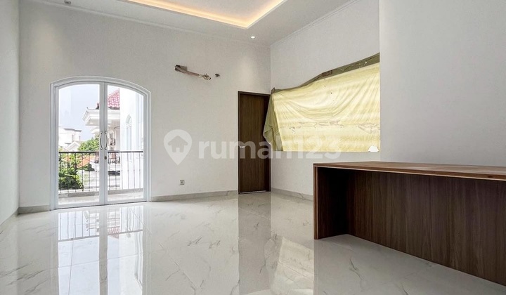 Rumah Klasik Baru 3 Lantai Ada Halaman Di Kemang 2