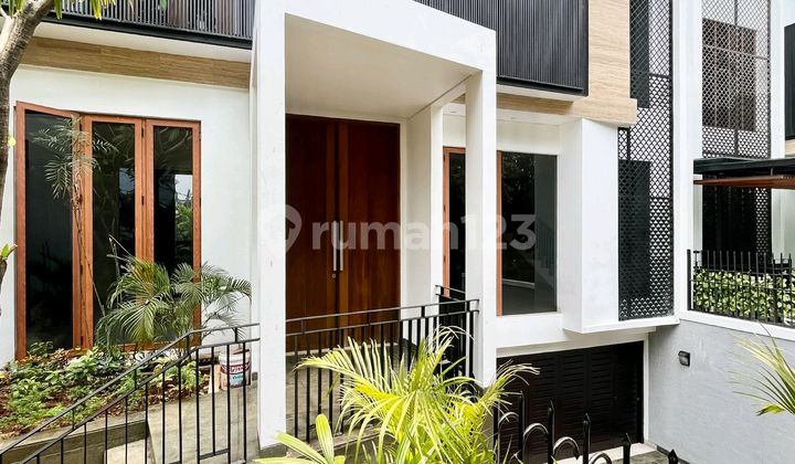 Rumah 3 Lantai Halaman Luas Di Pusat Bisnis Kuningan Jakarta Rumah 3 Lantai Halaman Luas Di Pusat Bisnis Kuningan Jakarta