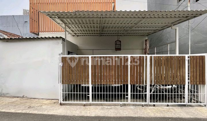 Rumah Industrial Minimalis Pancoran Halaman Dan Balkon Cantik 1