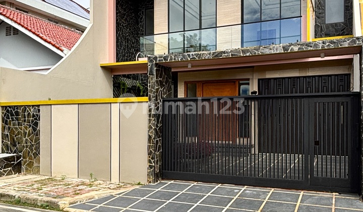 Modern Tropis 2 Lantai Plus Rooftop Kolam Luas Jalan Lebar Di Cikini Menteng