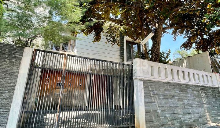 Rumah 2 Lantai Kebayoran Lama Punya Halaman Depan Dan Belakang Luas