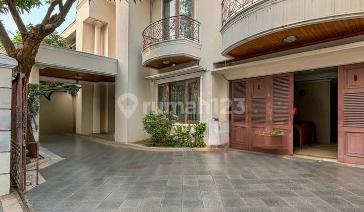 Rumah Klasik 2 Lantai Lokasi Tenang Jalan Lebar Cipete