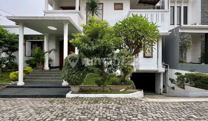 Rumah Dengan Halaman Luas Di Dalam Kompleks Pejaten