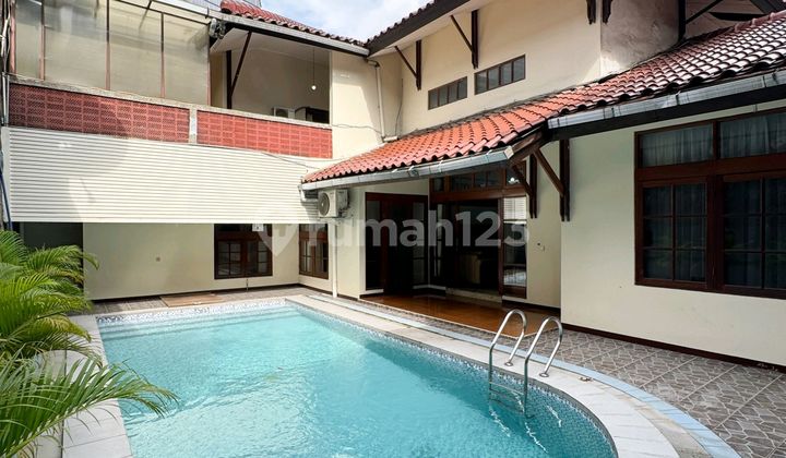 Rumah Terawat Siap Huni Private Pool Area Strategis Kuningan