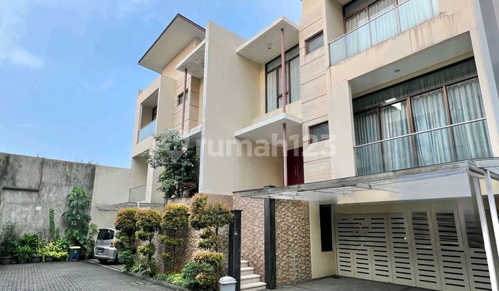 Rumah 3 Lantai Private Pool Dalam Townhouse Lebak Bulus Dekat Mrt