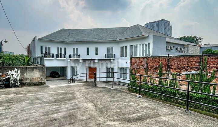 Bangunan Besar Tanah Luas Kamar Banyak Siap Huni Pasar Minggu
