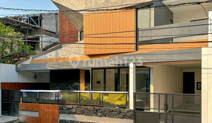 Rumah Baru Tropis Dalam Kompleks Bintaro Dengan Kolam Renang Lebar