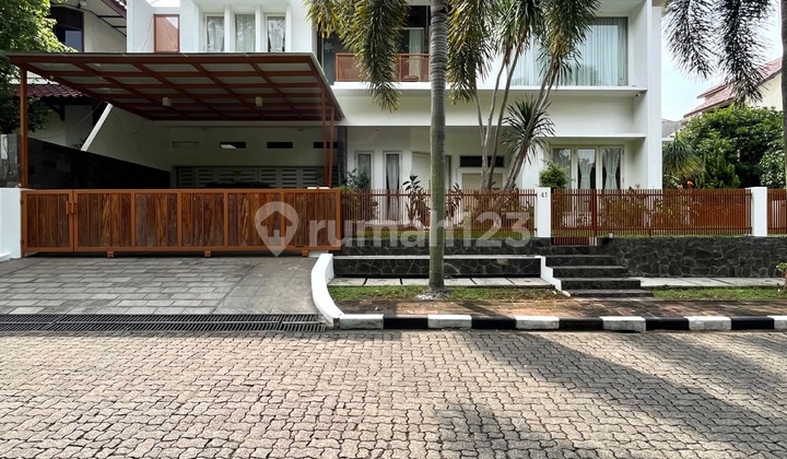 Rumah Tropis Lingkungan Kompleks Asri Nempel Jakarta Selatan Bebas Banjir