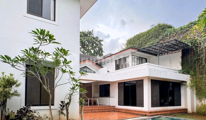 Bangunan Terawat Siap Huni Halaman Luas di Ampera Kemang