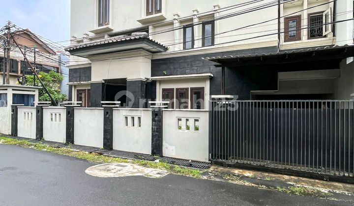 Rumah 2 Lantai Dalam Kompleka Siap Huni Dekat Mrt Cipete