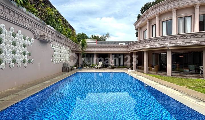 Luxury House Classic European, Tanah Luas dan Bangunan Besar, Terawat.
