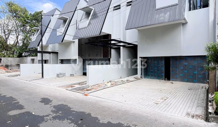 Rumah Baru Modern Dalam Kompleks Simprug Golf Dekat ke Senayan Rumah Baru Modern Dalam Kompleks Simprug Golf Dekat ke Senayan