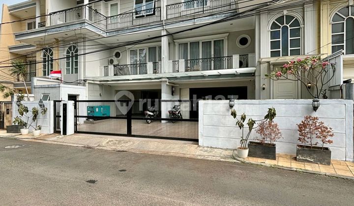 Klasik 3 Lantai Strategis Dekat Kawasan Bisnis Komersil Kuningan