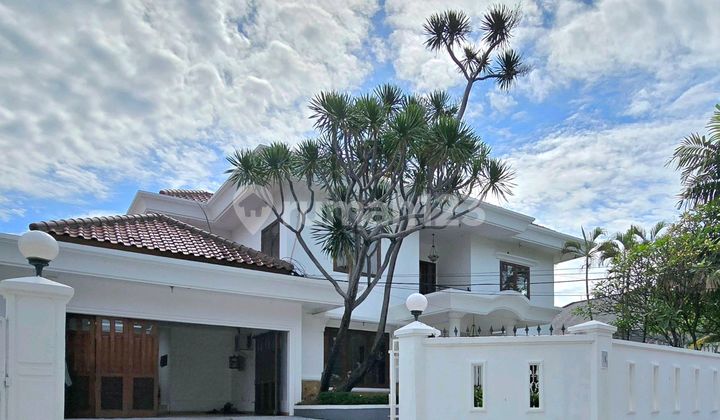 Halaman Luas Rumah 2 Lantai Di Kemang Bebas Banjir Halaman Luas Rumah 2 Lantai Di Kemang Bebas Banjir