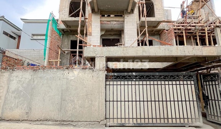 Classic 3-Story House with Private Pool and Elevator in Cilandak 2