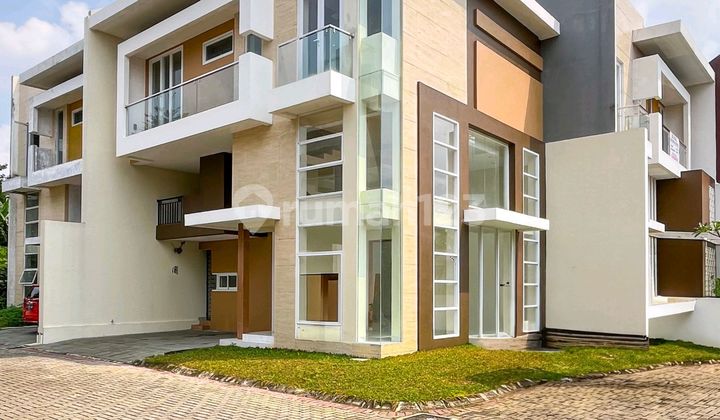 Bangunan Baru Dalam Townhouse Dekat Tol Simatupang Dan Stasiun Krl