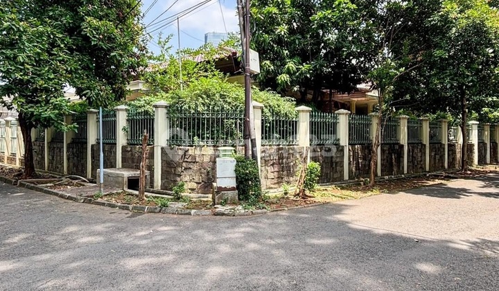 Spacious House in Elite Kuningan Area at Low NJOP Price 2