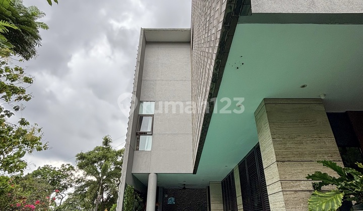 Mewah Bangunan Besar Dekat Senayan Dan Permata Hijau