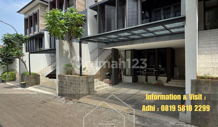 Rumah Cantik.3 Lantai Dekat Ke Akses Tol Dalam Townhouse