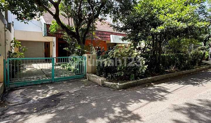 Rumah Lama Hitung Tanah Lingkungan Nyaman Dekat Taman Kebayoran Baru