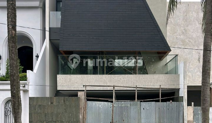 Rumah Tropis Bangunan Baru Dalam Kompleks Bintaro