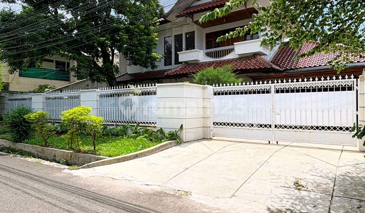 Halaman Luas Lingkungan Tenang Dekat Stasiun Pasar Minggu