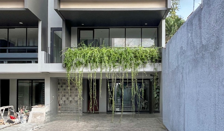 Rumah Baru Dalam Townhouse Rooftop Luas Di Kemang