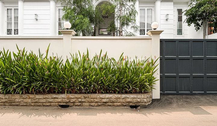 Classic 3-Story House New Building Large Yard Many Parking Spaces in Kemang