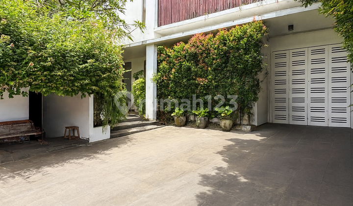 Rumah Halaman Luas 3 Lantai + Rooftop Dalam Cluster Kemang 1