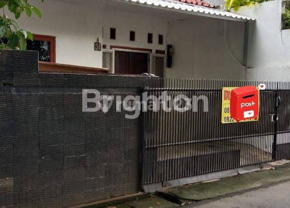 DISEWAKAN  RUMAH SIAP PAKAI DEPAN TAMAN 2