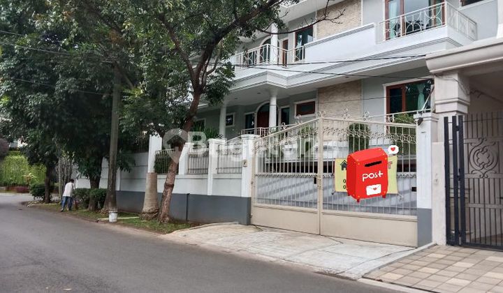 DISEWA RUMAH BERTINGKAT BAGUS ADA KOLAM RENANG DISEWA RUMAH BERTINGKAT BAGUS ADA KOLAM RENANG