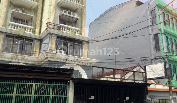 Strategic shop in Central Jakarta. Bustling area, suitable for business and boarding house. Negotiable until sold!! 1