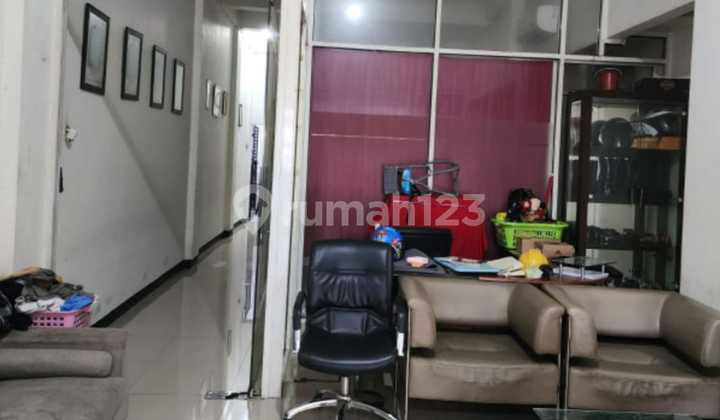 Strategic shop in Central Jakarta. Bustling area, suitable for business and boarding house. Negotiable until sold!! 2