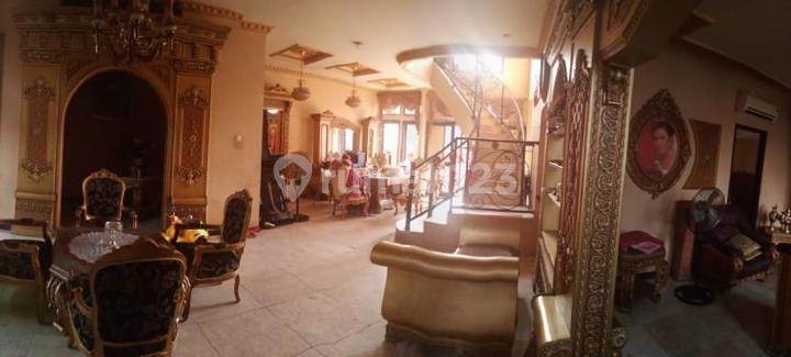 Dijual Cepat Di Bawah Harga Pasaran!! Rumah Mewah 3 Lantai Dengan Kolam Renang Di Jakarta Pusat 2