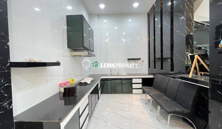 Villa / Rumah Baru Kondisi Furnished Di Komplek Cemara Asri Jalan Pisang, Sertifikat Hak Milik Rumah Hadap Timur  1