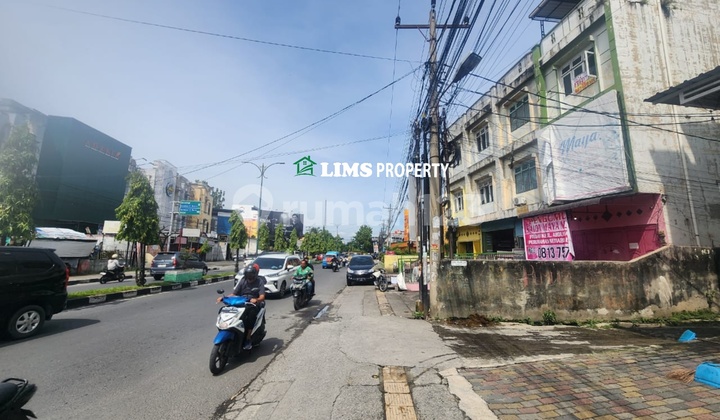 Quick Sale of 3 Adjoined Shophouses, Ready to Live In Fully Furnished with Elevator on Setia Budi Street, Medan 2