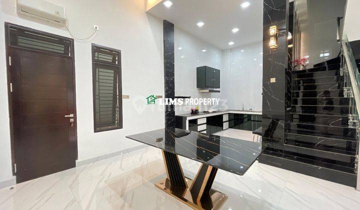 Villa / Rumah Baru Kondisi Furnished Di Komplek Cemara Asri Jalan Pisang, Sertifikat Hak Milik Rumah Hadap Timur  2