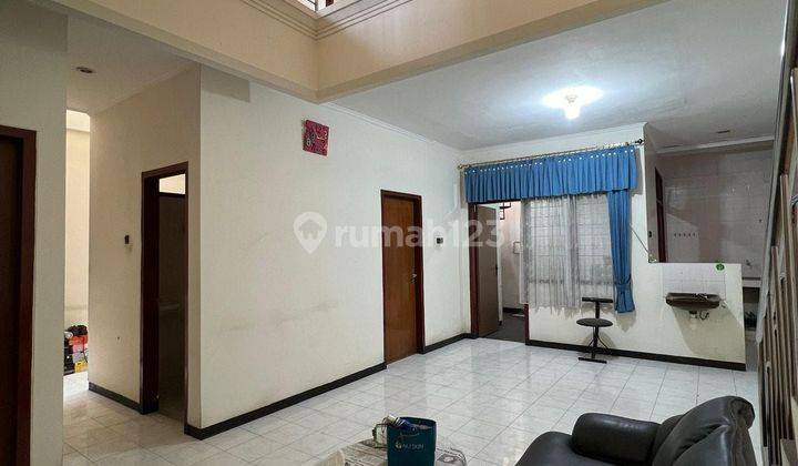 Rumah 2 Lantai Dekat Tengah Kota Cukup Strategis Dan Bagus  2