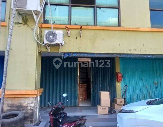 Ruko Plaza Segi Delapan cukup strategis karena ramai penduduk 1