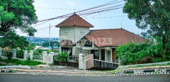 For Sale: Large 3-Story House on Tumpang Raya Street, Gajahmungkur (Prime Location). Peaceful Living, Expatriate & Commercial Area. 1