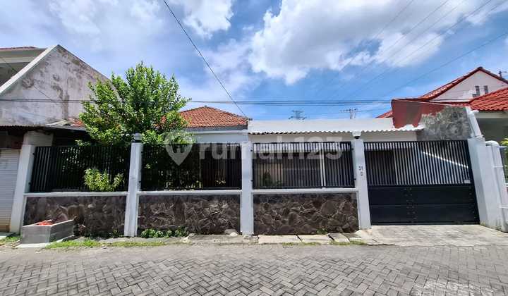 For Sale: Well-Maintained, Ready-to-Occupy Good House in Lebak Arum 1