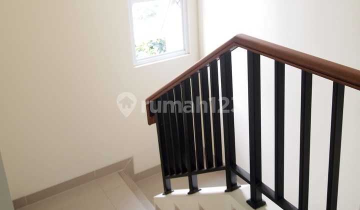 Beautiful 2-Story House Comfortable Living Rossini Cluster Gading Serpong 2