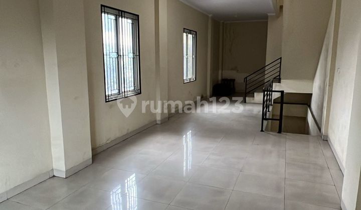 Good Ruko 3 Floors Ready to Use on the Main Road in a Busy Area Good Ruko 3 Floors Ready to Use on the Main Road in a Busy Area
