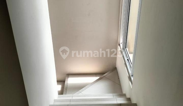 Beautiful 2-Story House, Move-in Ready, Prime Location at The Eminent BSD City. 2