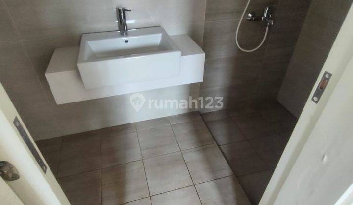 Dijual Rumah 2 Lantai Master Bedroom Luas Siap Huni di Suvarna 2