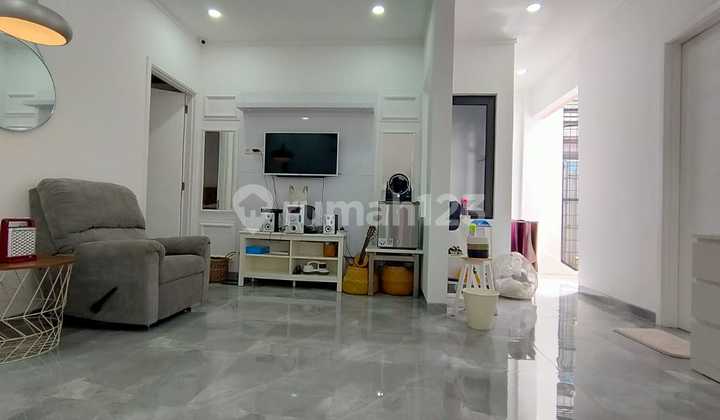 Siap Huni & Lokasi Strategis! Rumah Mewah 3 Lantai di Discovery Bintaro - Fully Furnished, Tahun Bangun 2021 & Surat Sudah SHM (Sp 0167)