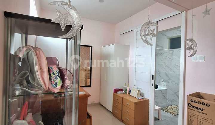 Termurah! Siap Pakai & Lokasi Strategis! Rumah Mewah 2 Lantai di Emerald Bintaro - Tanah Luas, Semi Furnished & Kamar Sangat Banyak (Sp 0055) 2